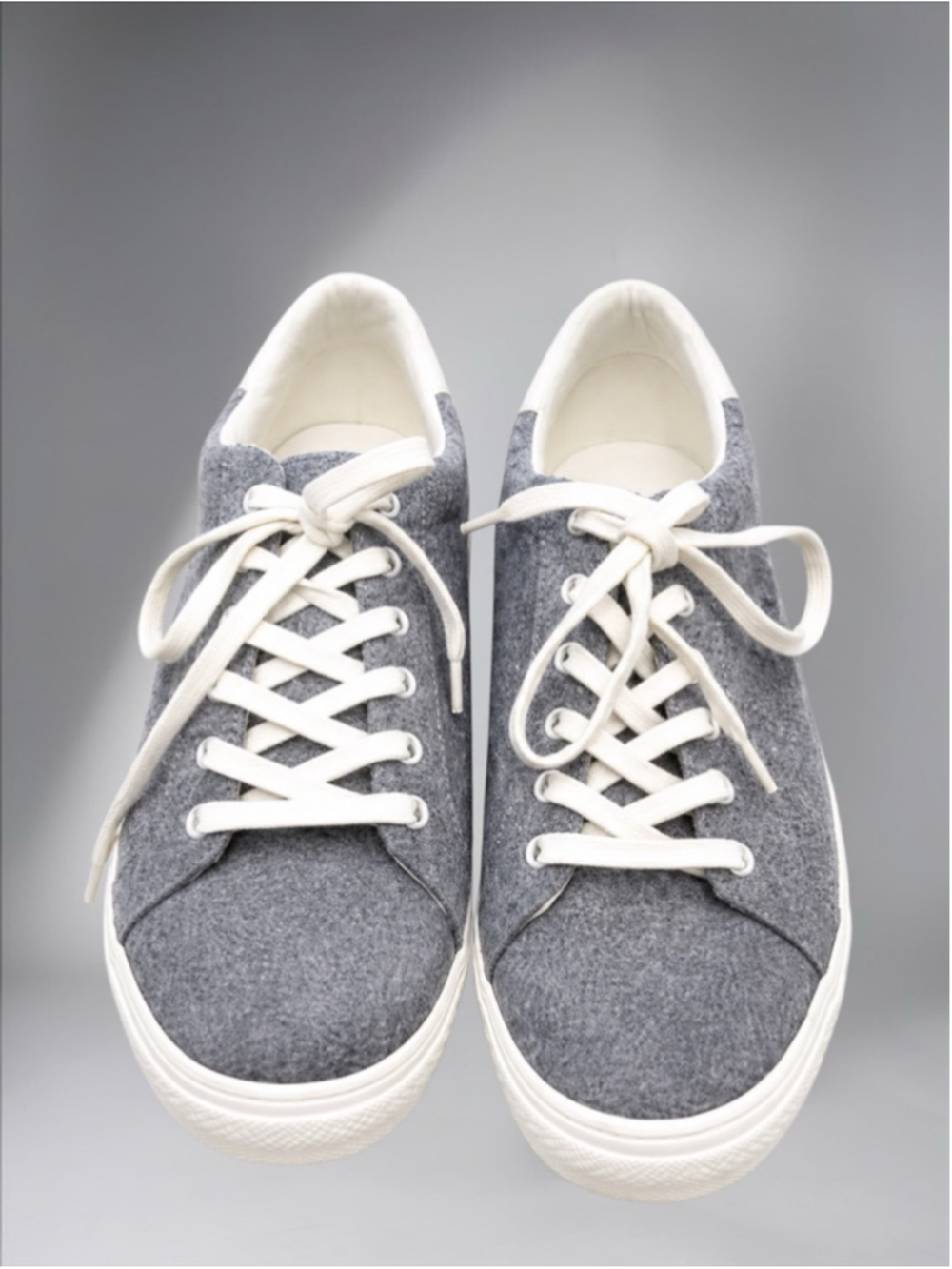 Old Navy Medium Gray Soft-Brushed Felt Court Sneakers – Women’s Size 8